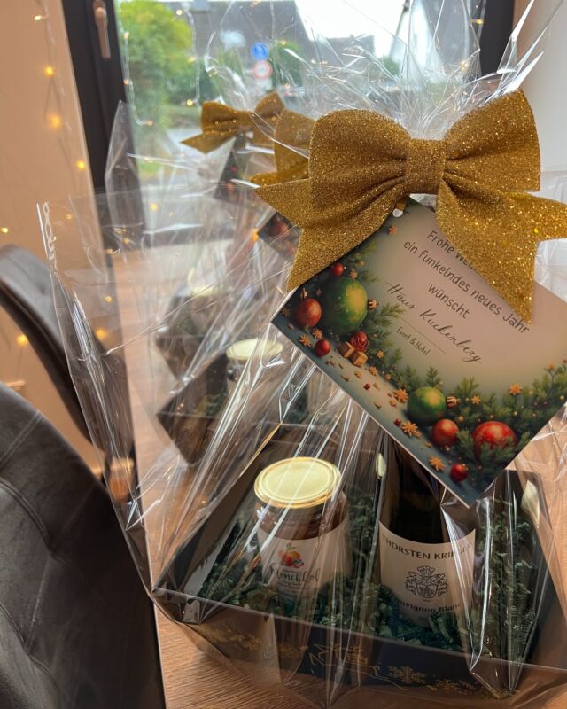 Für den Adventskalender unserer Partner von @familyfitnessclubburscheid  haben wir einen kleinen Genussgruß aus dem Haus Kuckenberg gepackt – pünktlich zum ersten Advent. ✨
Wir wünschen euch einen gemütlichen Start in die Adventszeit und viel Freude beim Öffnen!

#HausKuckenberg #familyfitnessclubburscheid  #EventlocationBurscheid #EventlocationNRW #BurscheidFeiert #BergischesLand #DasBergische #HeimatliebeBergisch #RheinischBergischerKreis #MeinBurscheid #FeiernImBergischen #Eventliebe #FesteMitStil #BergischesHerz #EventplanungNRW #FirmenfeierNRW #GeburtstagsfeierNRW #JubiläumImBergischen #TeamEventNRW