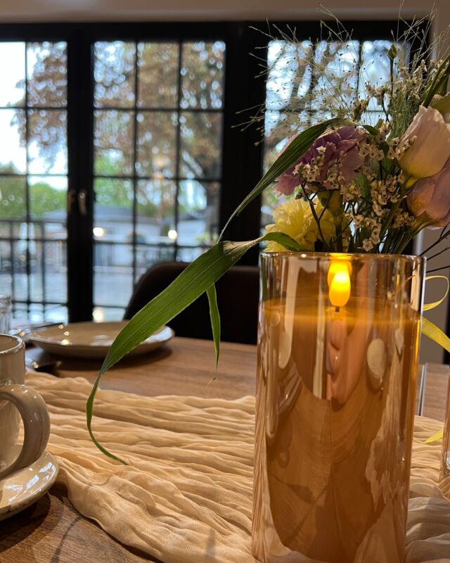 Der Himmel zeigt sich heute grau und nass – drinnen aber wartet ein Brunch voller Wärme, Genuss und Lachen.“
Die Gläser funkeln. Die Türen stehen offen.
Alles ist vorbereitet – mit Liebe zum Detail, mit Ruhe, mit Vorfreude.
Der Saal ist noch still. Doch in der Luft liegt schon die Spannung eines besonderen Tages.
Gleich wird hier geredet, genossen, gelacht. Aber jetzt, für diesen einen Moment,
gehört der Raum nur der Stille – und der Vorfreude.
🎉 Geburtstage bei uns beginnen nicht mit Musik.
Sondern mit Atmosphäre.

#hauskuckenberg  #eventlocationnrw  #burscheidfeiert  #eventlocationburscheid  #feierninburscheid #bergischeslandevent  #locationleverkusen #eventremscheid