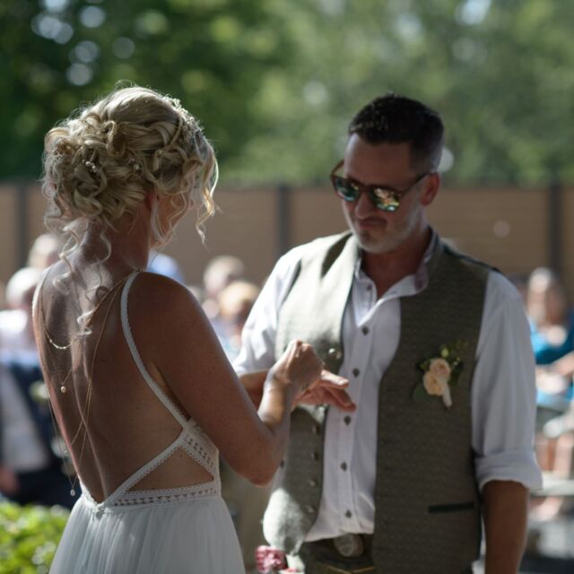 Was für ein unvergesslicher Tag bei uns im Haus Kuckenberg! 💍✨ Alex & Knut haben am 24.08.2024 unter unserer alten Kastanie 'Ja' gesagt – ein Fest voller Emotionen, Liebe und besonderer Momente. 🤍 Wir sind so dankbar, dass ihr euren großen Tag mit uns gefeiert habt und wünschen euch für eure gemeinsame Zukunft nur das Beste! 🌿👰🤵 #hochzeit #hauskuckenberg #freietrauung #wedding #boho #eventlocation