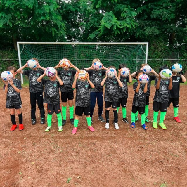 Passend zur EM präsentieren wir stolz unser Sponsoring der Trikots der kleinen Fußballhelden des SC Leverkusen! ⚽🌟 #scleverkusen #em2024 #trikotsponsoring #nachwuchsförderung