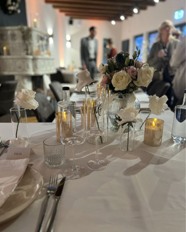 Heute fühlt sich alles an wie ein sonniges Wintermärchen: kein Schnee, aber ganz viel Wärme im Herzen. 
Die letzten Sonnenstrahlen blitzen durch die Fenster, der Kamin sorgt für gemütliche Stimmung, und die Kinder wirbeln lachend durchs Haus. Alles in Weiß, voller Vorfreude, voller Liebe. Ein Tag, an dem jeder Moment strahlt – ganz ohne Flocken, aber mit ganz viel Magie.

#hauskuckenberg #winterhochzeit #hochzeitimbergischen #eventlocationburscheid #burscheidfeiert #eventlocationnrw #eventlocationburscheid #heiratenimbergischenland #hochzeitslocationnrw