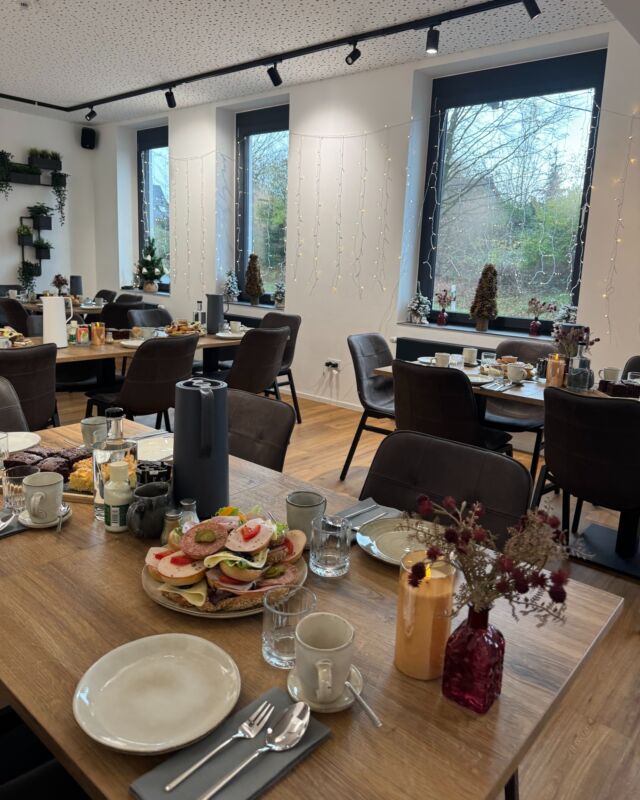 Manchmal hält das Leben nicht nur schöne Momente für uns bereit – und gerade dann ist es wichtig, einen Ort zu haben, an dem man zusammenkommen kann.
Im Haus Kuckenberg bieten wir euch den passenden Raum für ein Trauercafé: Bei Kaffee, Kuchen und frischen Brötchen entsteht eine warmherzige Atmosphäre, in der Gespräche über vergangene Zeiten Raum finden dürfen und Trauer ein kleines Stück leichter wird.
Ein Ort, an dem Gemeinschaft spürbar wird und Erinnerungen wertvoll bleiben.

Für individuelle Termine oder Fragen könnt ihr euch jederzeit bei uns melden.
Wir sind da – auch, wenn es gerade schwer fällt. 🌿

#HausKuckenberg #Burscheid #BurscheidEvents #BergischesLand #RheinBerg #RheinischBergischerKreis #Wermelskirchen #Leichlingen #Hilgen