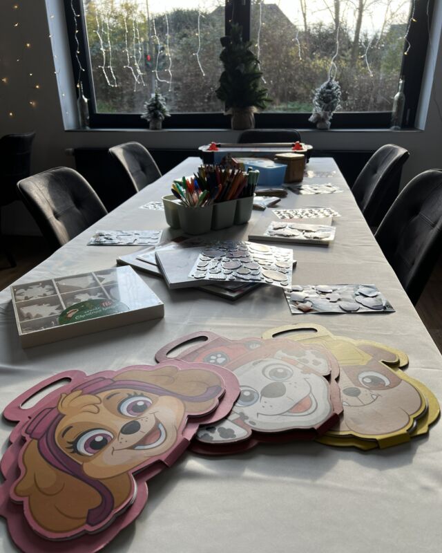 Entspannt feiern – ganz ohne Trubel.
Bei uns bleibt eure Gesellschaft immer exklusiv unter sich.
Neben dem Wintergarten steht euch ein abtrennbarer Raum zur flexiblen Nutzung zur Verfügung – zum Beispiel als Spielraum für die Kinder oder für das Buffet.
So könnt ihr eure Feier ruhig und entspannt genießen – für euch und die Kids.