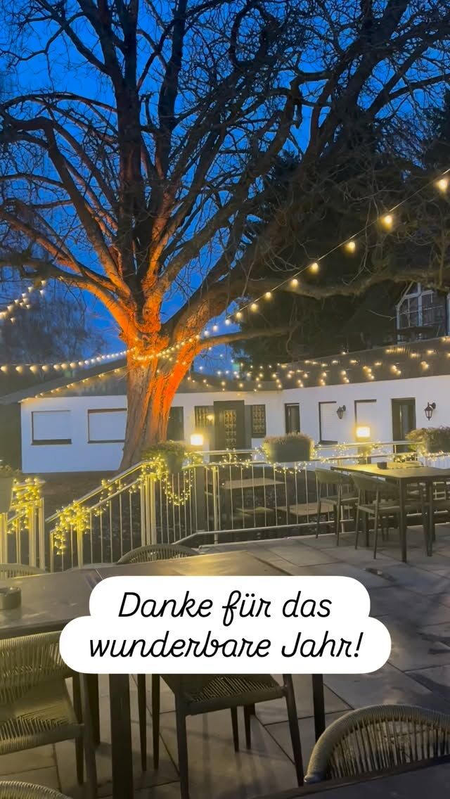 Am letzten Tag des Jahres leuchtet unser Außenbereich nochmal wunderschön auf 🥰 Es war ein ganz besonderes Jahr voller Begegnungen, Gespräche und besonderer Momente.
 
Wir durften Feiern begleiten, Menschen willkommen heißen, Räume füllen und Erinnerungen entstehen lassen. Dafür sind wir sehr dankbar.
 
Danke an alle, die uns ihr Vertrauen geschenkt haben – an Gäste, Paare, Familien und Partner, die dieses Jahr mit Leben gefüllt haben.
 
Wir freuen uns auf alles, was 2026 für uns bereithält:
neue Begegnungen, besondere Feiern und viele gemeinsame Momente.
 
#HausKuckenberg #EventlocationNRW #HochzeitslocationNRW #burscheidfeiert #burscheid